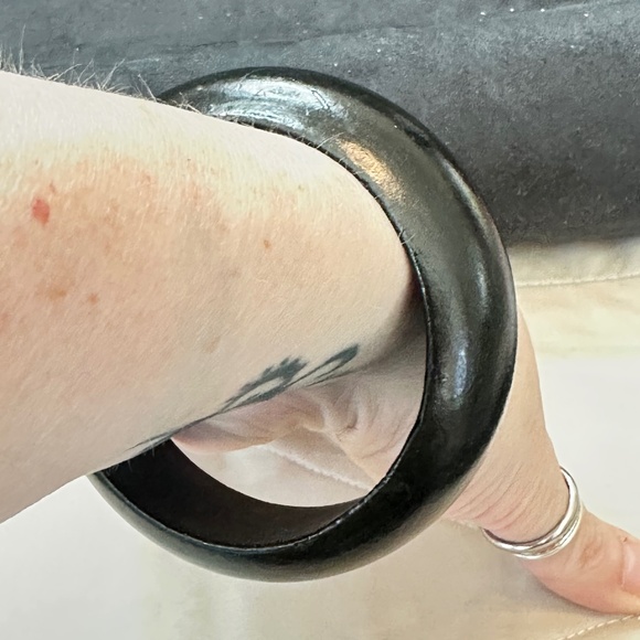 Wide, Black Wooden Bangle Bracelet. Vintage, 1960’s-1990’s - Picture 3 of 13